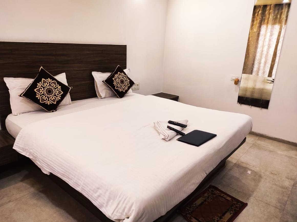 Hotel Manasi Inn ساتارا المظهر الخارجي الصورة