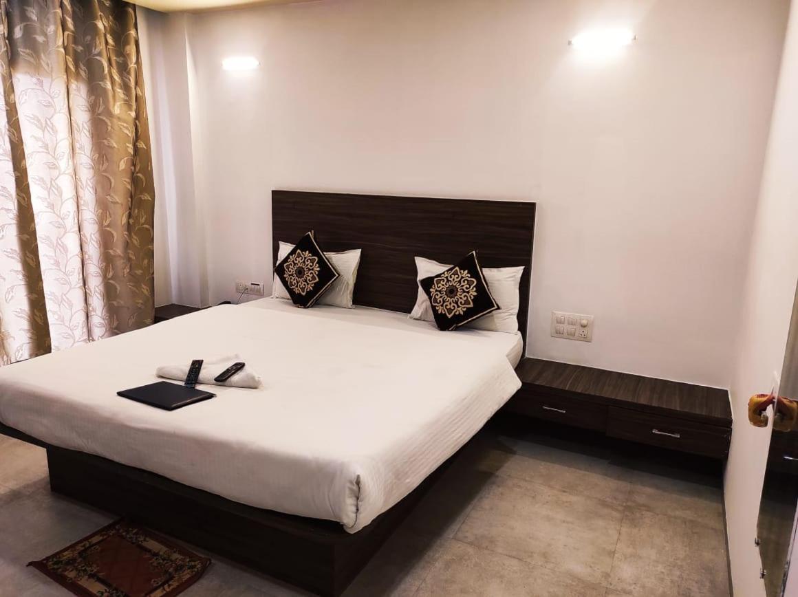 Hotel Manasi Inn ساتارا المظهر الخارجي الصورة