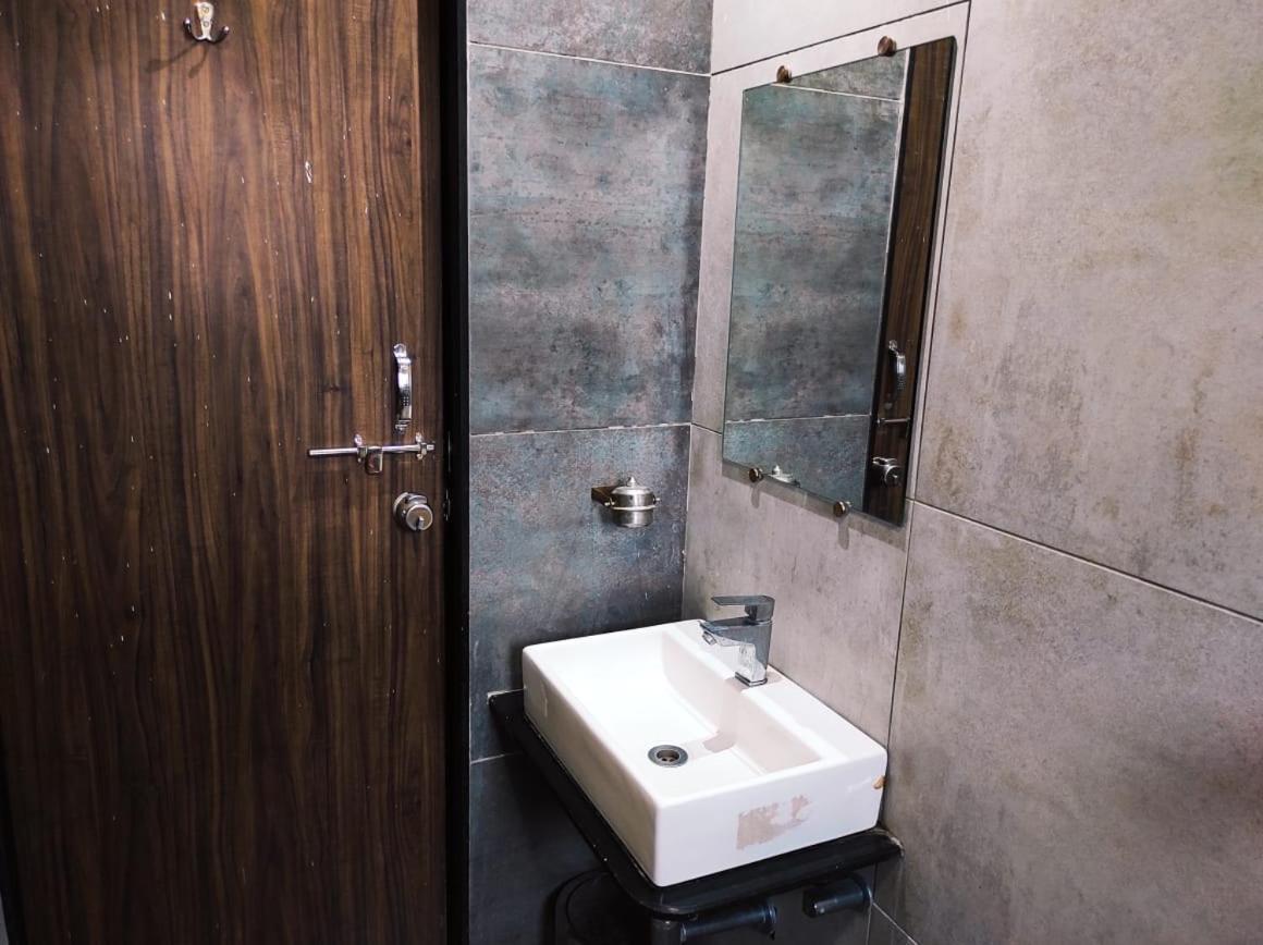 Hotel Manasi Inn ساتارا المظهر الخارجي الصورة