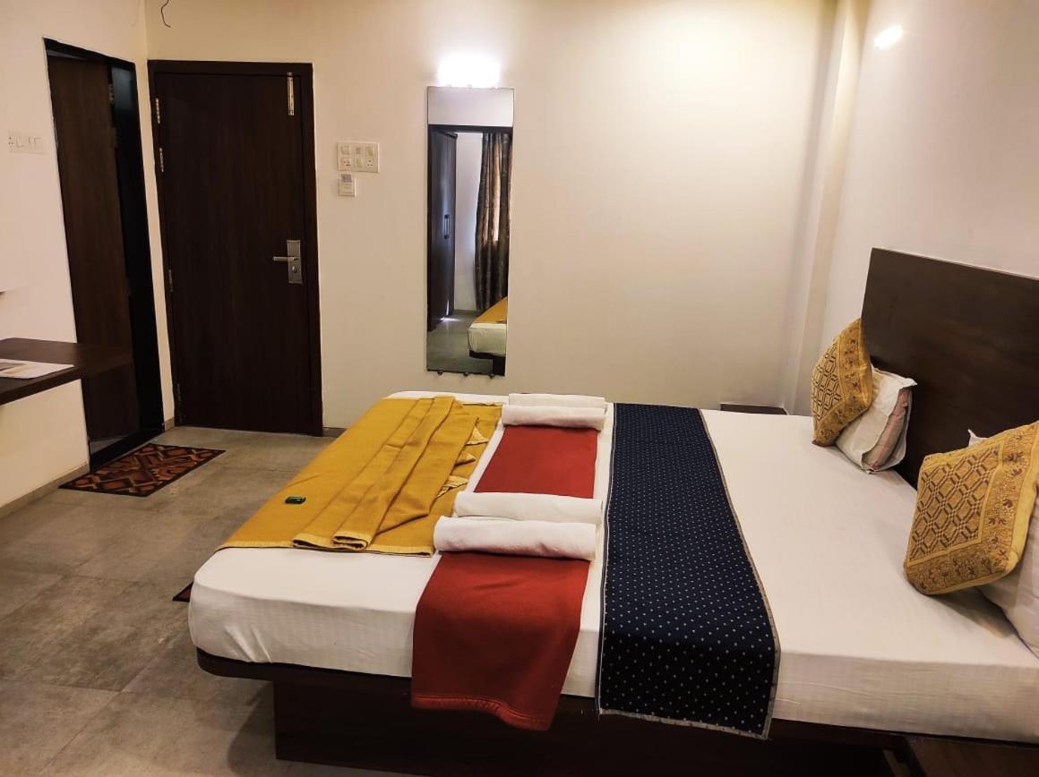 Hotel Manasi Inn ساتارا المظهر الخارجي الصورة