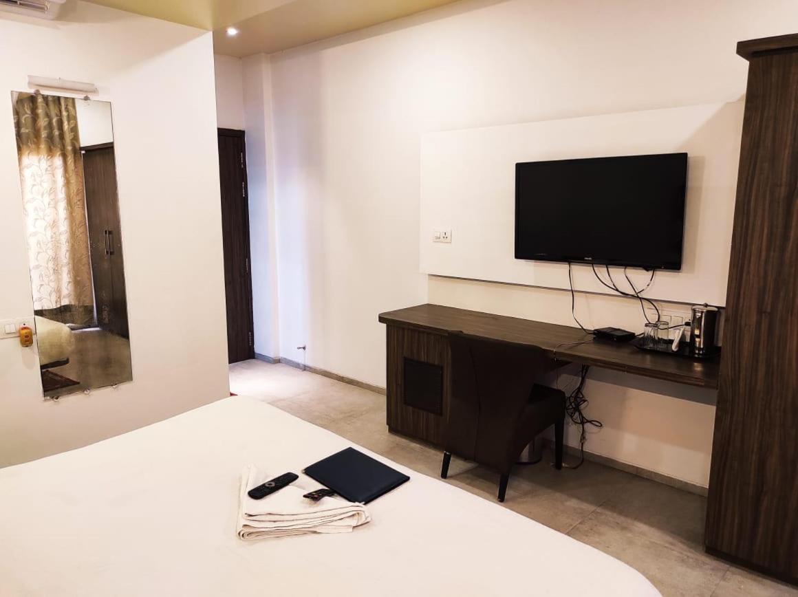 Hotel Manasi Inn ساتارا المظهر الخارجي الصورة