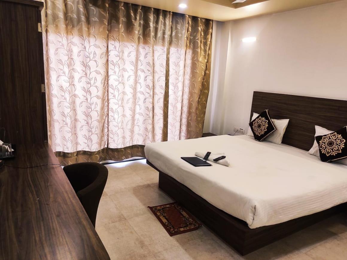Hotel Manasi Inn ساتارا المظهر الخارجي الصورة